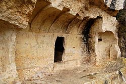 Archivo:Cueva en Gobas de Laño