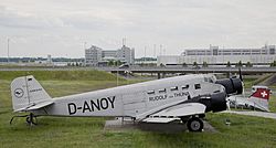 Archivo:D-Anoy JU-52 Junkers 52 Rudolf von Thuena, Parque de visitantes, Aeropuerto de Múnich, Alemania, 2012-05-27, DD 01
