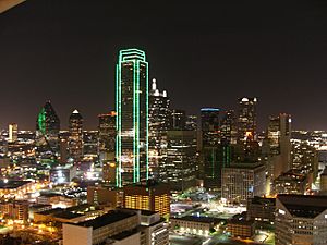 Archivo:Dallas Texas Skyline bei Nacht
