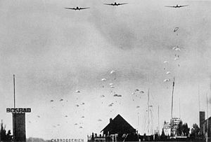 Archivo:Duitse parachutisten landen in Nederland op 10 mei 1940b