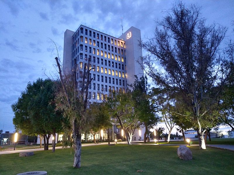 Edificio académico administrativo UAA por la noche 2