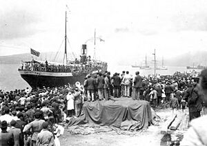 Archivo:Embarque de tropas para África en el puerto de Vigo 1921 archivo Llanos Museo Etnolóxico de Ribadavia