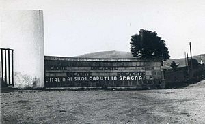 Archivo:Entrada al monumento del cementerio de italianos del Puerto del Escudo
