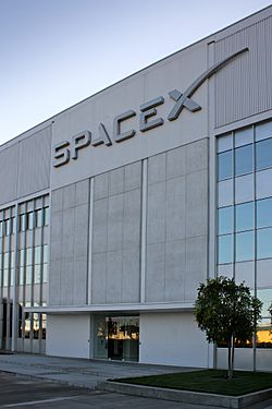 Archivo:Entrance to SpaceX headquarters