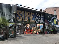 Archivo:Entrance to Sure We Can, a non-profit redemption center based in Brooklyn, New York