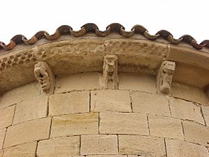 Archivo:Ermita de Santa María de La Piscina - Canecillos del ábside