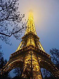 Archivo:France, Paris, Tour de Eiffel, Misty - panoramio