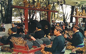 Archivo:Gamelan ceremonial Munggang, Kraton Surakarta
