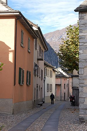 Archivo:Gordevio village streets