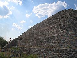 Archivo:Grande pyramide Izamal