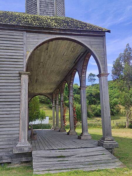 Iglesia-quinchao-costado