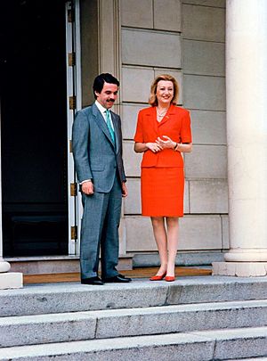 Archivo:José María Aznar recibe a la alcaldesa de Zaragoza. Pool Moncloa. 24 de marzo de 1997