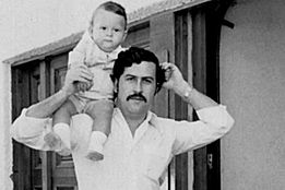 Archivo:Juan Pablo Escobar y su padre en el año 1977