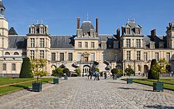 Archivo:La cour du cheval blanc (Château de Fontainebleau)