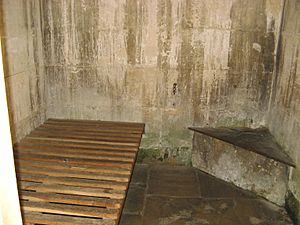 Archivo:Lacock lock-up, interior