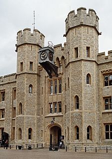 Archivo:London tower jewel house 2005-05