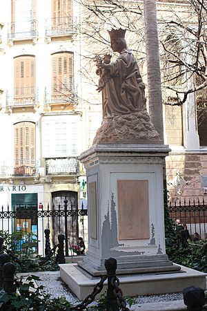 Archivo:Málaga, sculpture on the Patio de los Naranjos