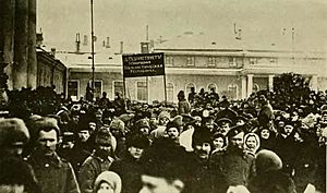 Archivo:ManifestaciónAFavorDeLaRepúblicaPetrogrado1917--russiainrevolut00jone