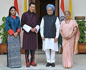 Archivo:Manmohan Singh and his wife Smt. Gursharan Kaur with the King of Bhutan, His Majesty Jigme Khesar Namgyel Wangchuck and the Bhutan Queen, Her Majesty Jetsun Pema Wangchuck, in New Delhi on October 24, 2011