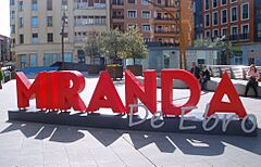 Archivo:Miranda de Ebro - Letras en la Plaza Prim 2