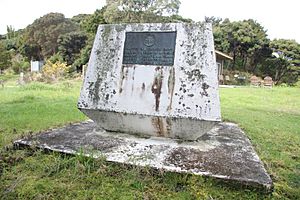Archivo:Monument a la memoire de Nicolas Thomas Marion-Dufresne et son equipage bay of island nz
