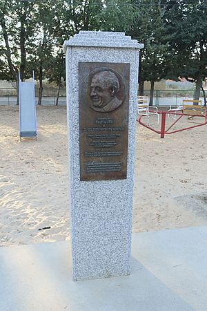 Archivo:Monumento a Gil Bernardino Osorio en Tapioles