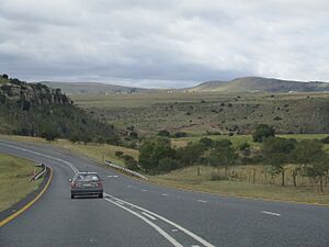 Archivo:N2 between Mbashee Bridge & Qunu
