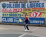 Archivo:Niño peruano entrenando bádminton