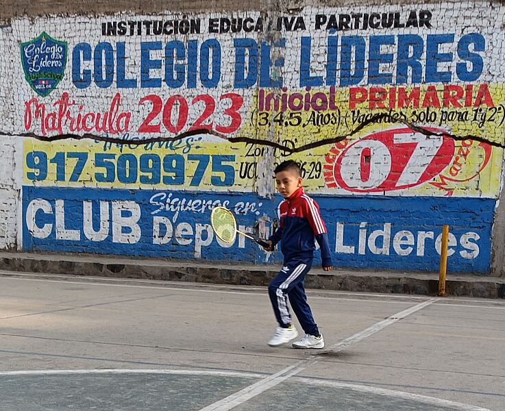 Niño peruano entrenando bádminton