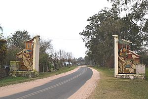 Archivo:Pórtico de entrada a la ciudad de San Antonio de Itatí