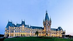 Palatul Culturii Iași - seara din lateral.jpg