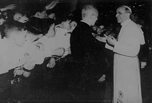 Archivo:Pope Pius XII greets pilgrims