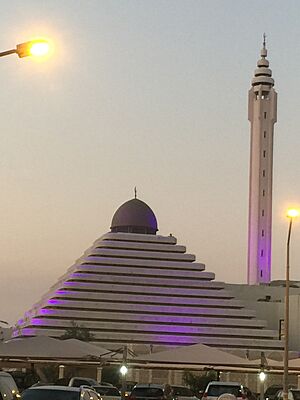 Archivo:Pyramids Mosque, Salmiya, Kuwait City, Kuwait 02