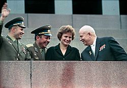 Archivo:RIAN archive 159271 Nikita Khrushchev, Valentina Tereshkova, Pavel Popovich and Yury Gagarin at Lenin Mausoleum