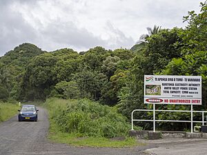 Archivo:Rarotonga, road to The Needle climb, power plant sign
