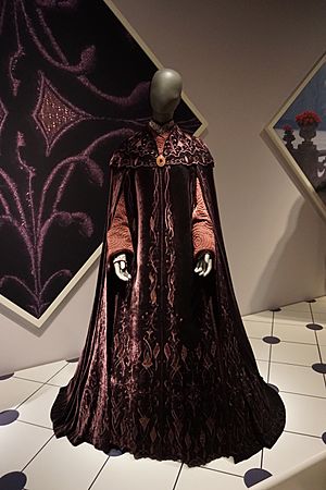 Archivo:Star Wars and the Power of Costume July 2018 64 (Padmé Amidala's veranda sunset gown from Episode III)