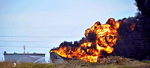Archivo:Tanque de refinería Amuay en llamas