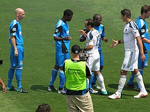 Archivo:Teams before start of Galaxy at Earthquakes 2010-08-21