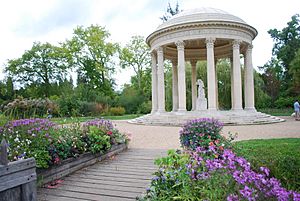 Archivo:Temple of Love Versailles in Summer