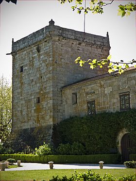 Torre do Pazo de Xunqueiras - A Pobra do Caramiñal.jpg