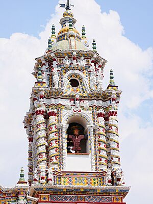 Archivo:Torre principal del Templo de San Francisco Acatepec 02