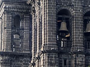 Archivo:Torres de la Catedral de Puebla
