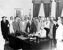 Archivo:Truman signing National Security Act Amendment of 1949