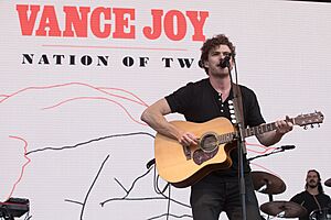Archivo:Vance Joy (40466599182)