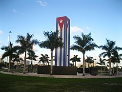 Archivo:-NEVER FORGET-MONUMENT TO THE VICTIMS OF THE COMMUNISM IN CUBA-FIDEL CASTRO CRIMES-MONUMENT MADE BY CUBAN EXILES IN MIAMI - panoramio