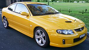 Archivo:2004-2005 Holden VZ Monaro CV8 coupe 01