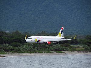 Archivo:2019 Santa Marta - HK 5305 ( Airbus A320-214 de Viva Colombia) en el Aeropuerto Internacional Simón Bolívar