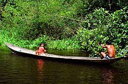 Archivo:A Warao family in their canoe