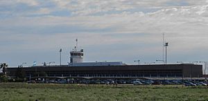 Archivo:Aeropuerto Internacional "Islas Malvinas" de Rosario