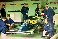 Archivo:Alain Prost`s Williams FW15C in the pit garage at the 1993 British Grand Prix (33686801025)